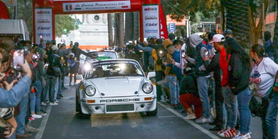 Conduciendo un Porsche en la Carrera